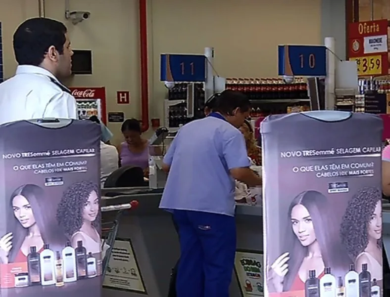 Homem tenta sair de supermercado com carrinho cheio de cerveja sem pagar e acaba preso em VV