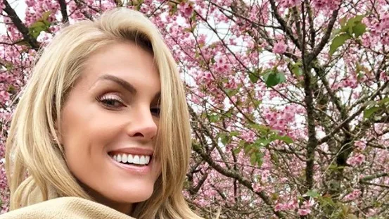 Uau! Ana Hickmann muda o visual às vésperas de 'Hair'