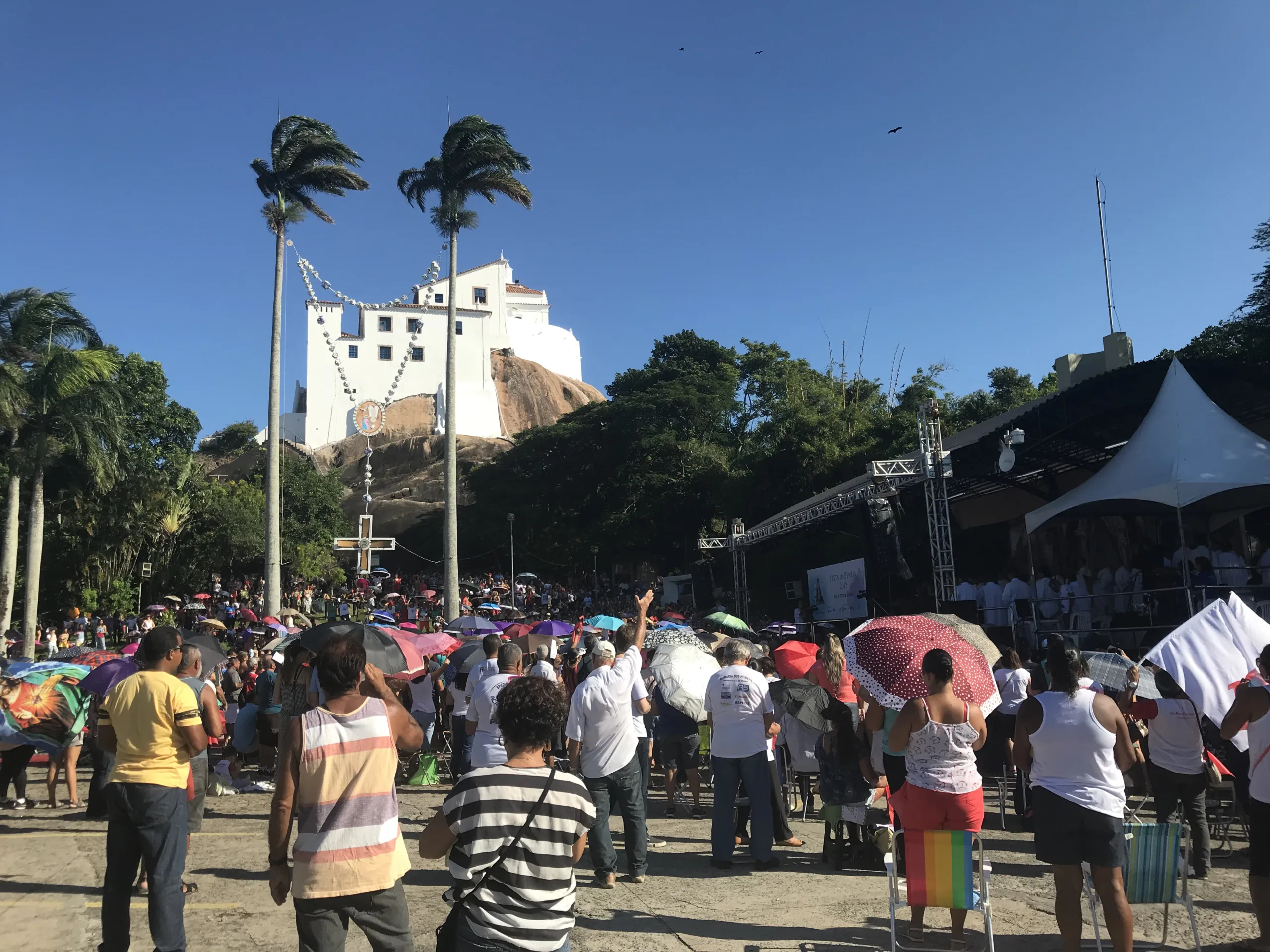 Sol e calor não espantam fiéis no terceiro dia de homenagens