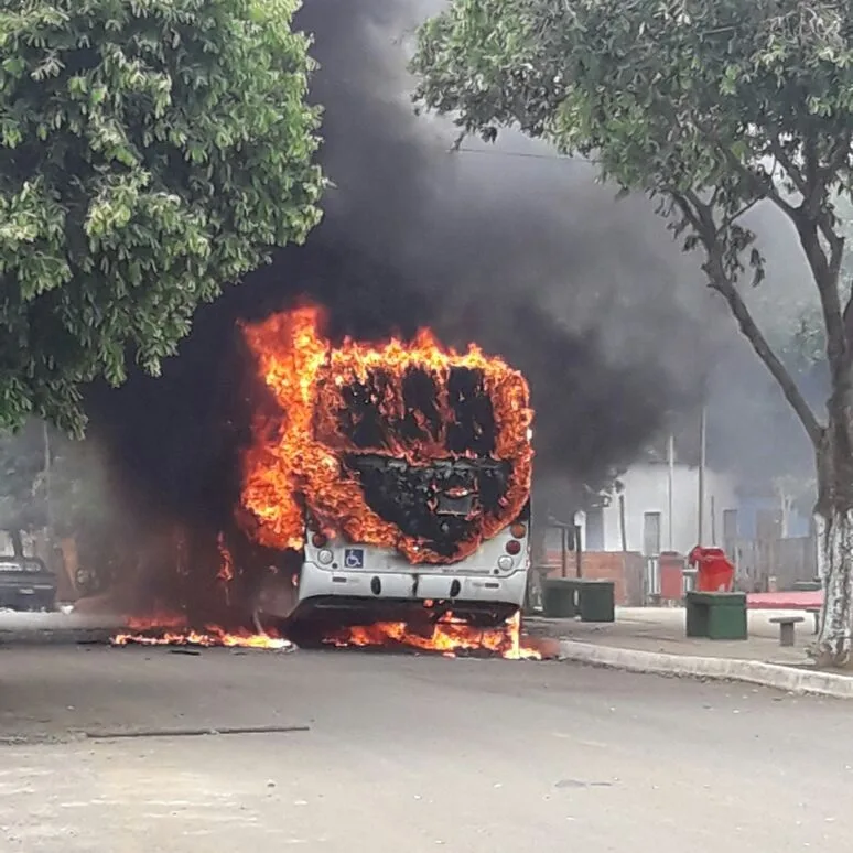 Criminosos incendeiam ônibus em represália à morte de traficante em Cariacica