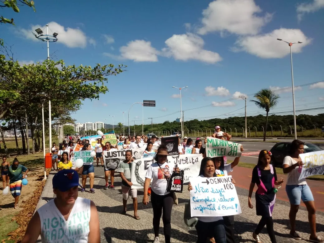 Familiares de crianças assassinadas no ES fazem passeata contra abuso infantil em Camburi