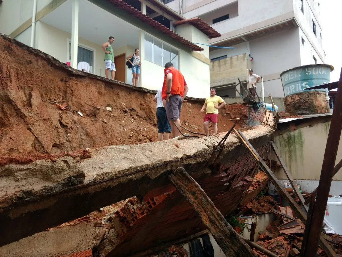 Parte de muro cede e atinge varanda de residência no norte do Espírito Santo