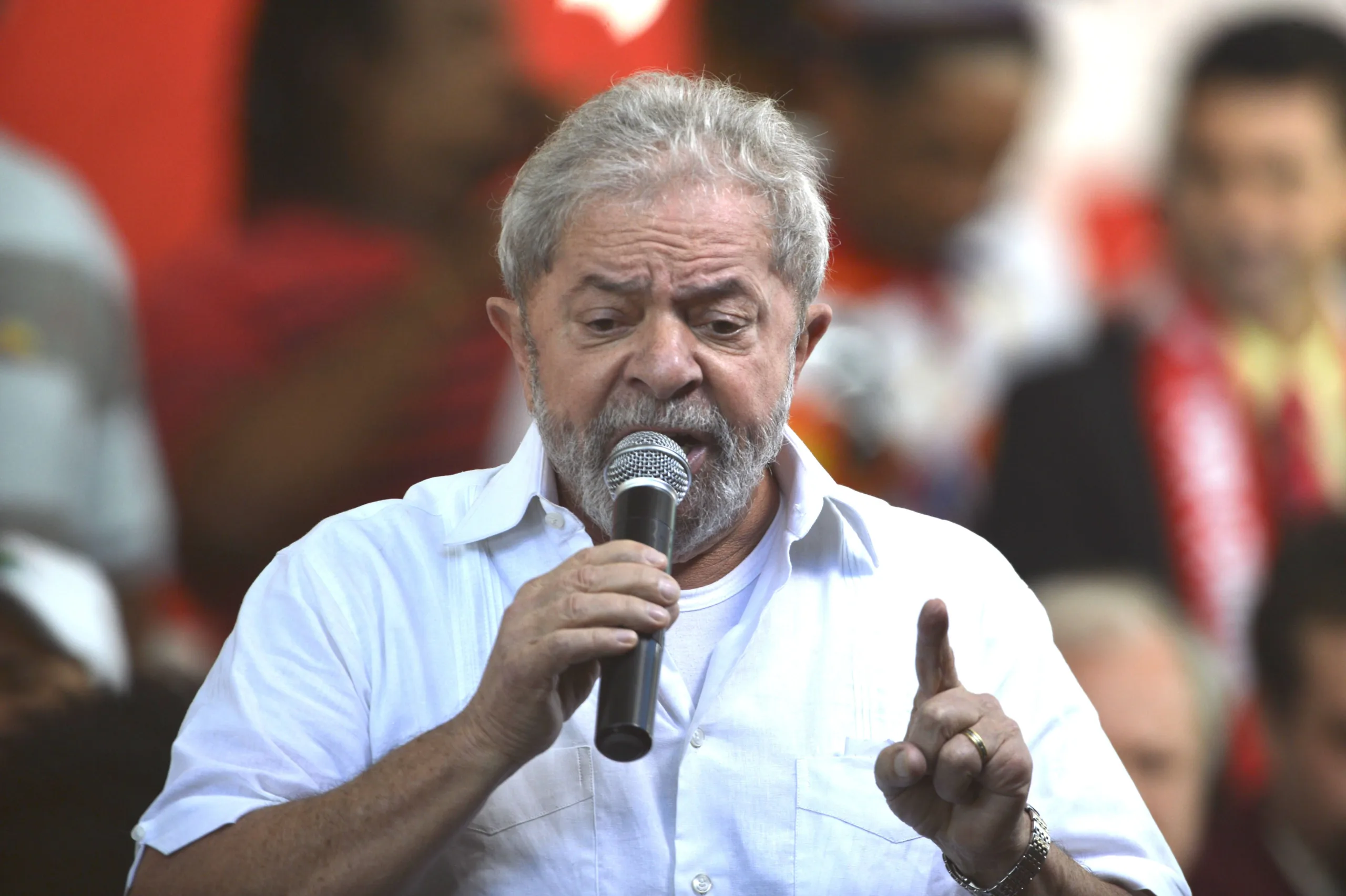 Lula discursa durante manifestação contrária ao impeachment