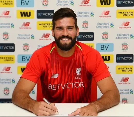 Liverpool contrata Alisson e goleiro deixa a Roma em negócio de R$ 326 milhões