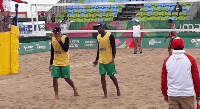 Dupla brasileira do vôlei de praia masculino realiza sonho de jogar Pan depois dos 30 anos