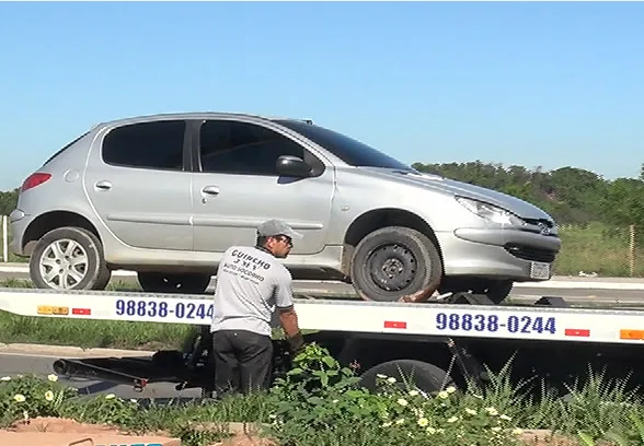 Carro é guinchado após motorista tentar fugir de blitz em Vila Velha