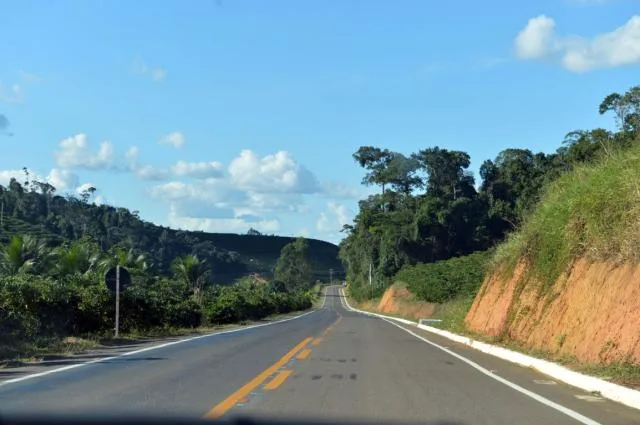 Cinco pessoas da mesma família morrem após carro cair em córrego na ES-245, no noroeste do ES