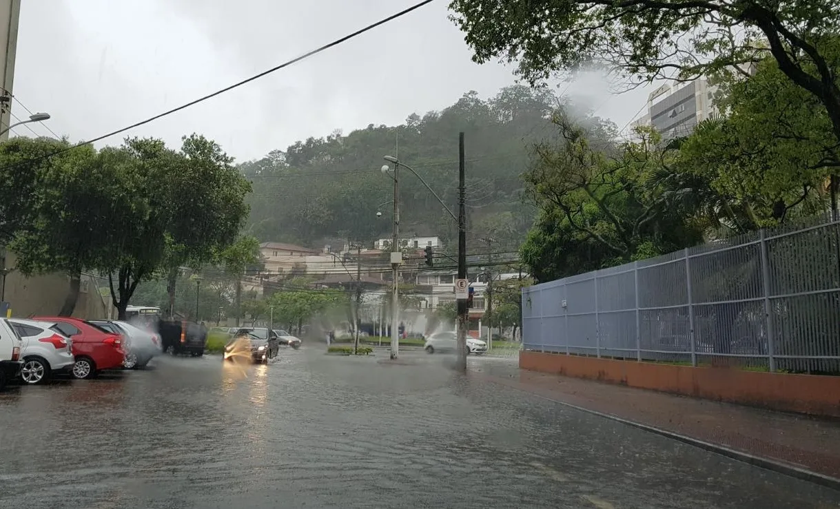 Confira as imagens da chuva nesta sexta-feira na Grande Vitória