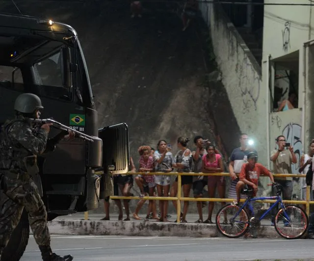 Vitória (ES) – Clima de tensão durante protesto de moradores em frente ao Comando Geral da Polícia Militar do Espírito Santo em Maruípe(Tânia Rêgo/Agência Brasil)