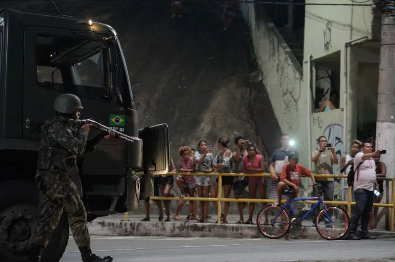 Vitória (ES) – Clima de tensão durante protesto de moradores em frente ao Comando Geral da Polícia Militar do Espírito Santo em Maruípe(Tânia Rêgo/Agência Brasil)