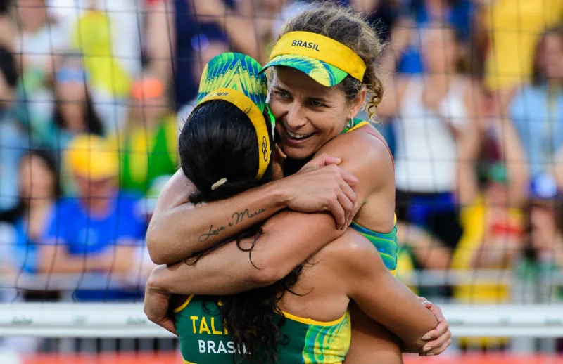 Larissa e Talita salvam 3 match points, vencem de virada e vão à semifinal