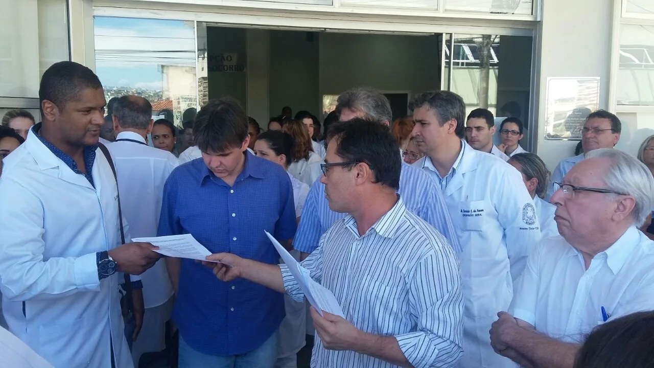 Protesto de médicos contra falta de dinheiro e de material na Santa Casa de Cachoeiro