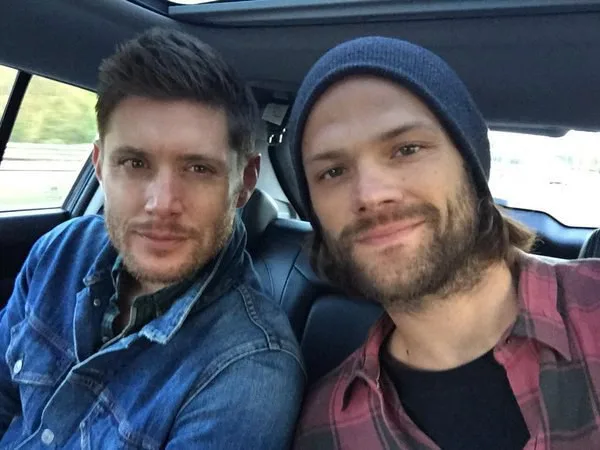 Jensen Ackles e Jared Padalecki se emocionam em posts sobre última temporada de 'Supernatural'