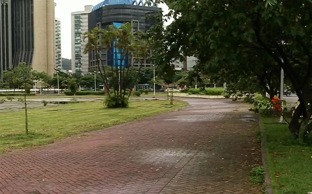 Secretário de Justiça é assaltado e tem bicicleta roubada na Praça do Papa