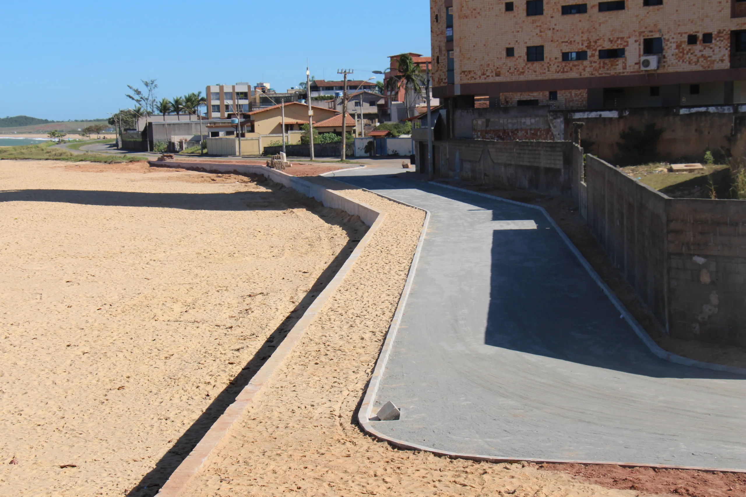 Praia do Riacho continua em obras após conclusão do muro em Guarapari