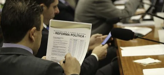 Brasília – A Comissão Especial da Reforma Política se reúne para votação do relatório parcial 3 do relator, deputado Vicente Cândido (Fabio Rodrigues Pozzebom/Agência Brasil)