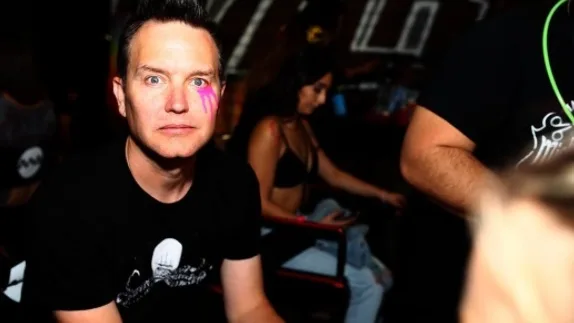 Fãs de Blink-182 não reconhecem Mark Hoppus, baixista da banda