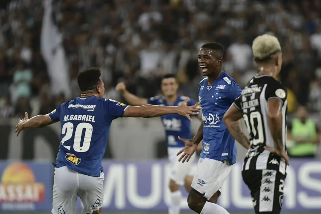 Cruzeiro bate o Botafogo no Rio e deixa zona de rebaixamento do Brasileirão