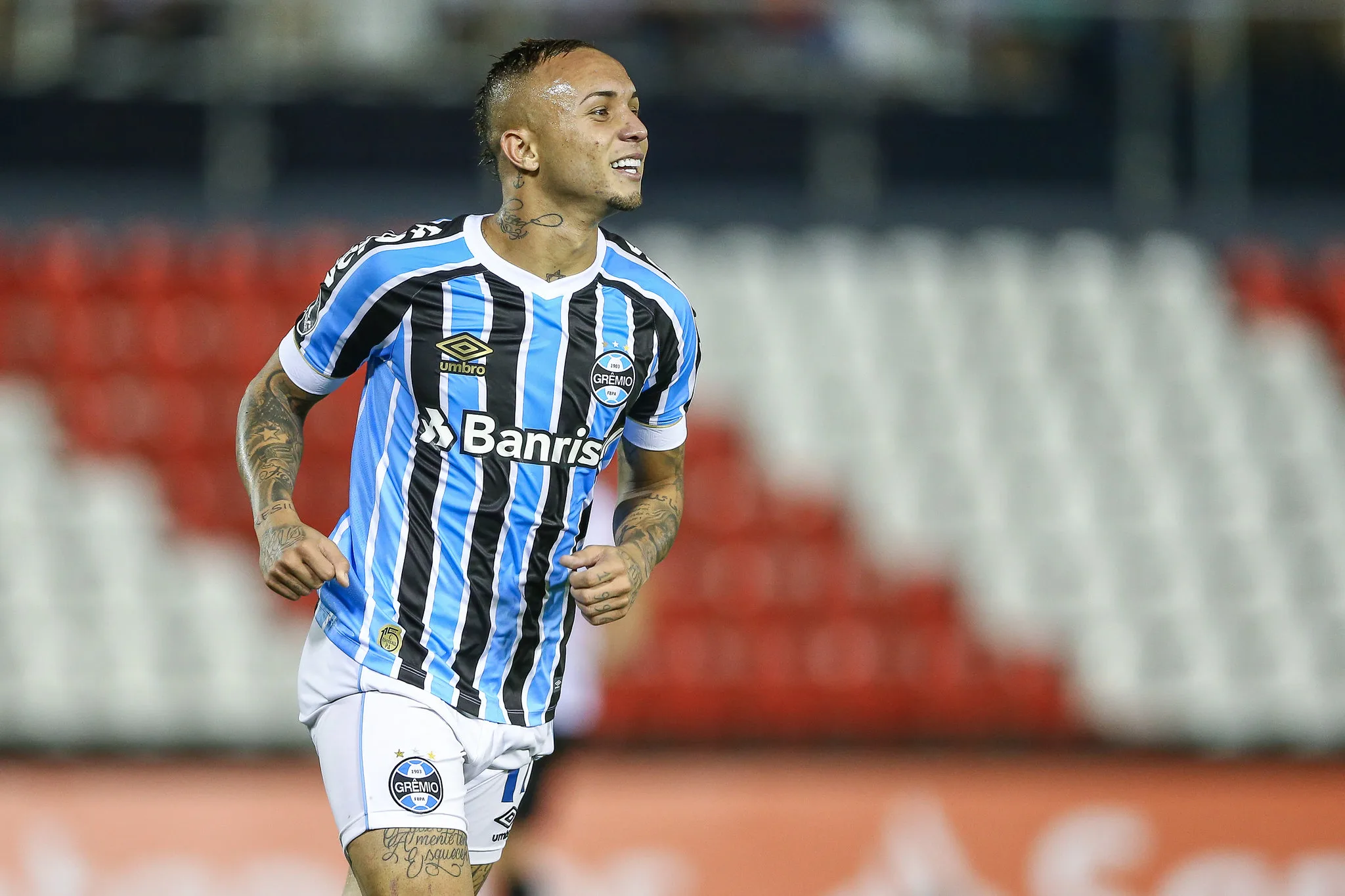 RS – FUTEBOL/CONMEBOL LIBERTADORES 2019 /GREMIO X LIBERTAD – ESPORTES – Lance da partida entre Gremio e Libertad, disputada na noite desta Terca-feira, no Estadio Defensores del Chaco, em Assunção no Paraguai, valida pela da Conmebol Libertadores 2019. FOTO: LUCAS UEBEL/GREMIO FBPA