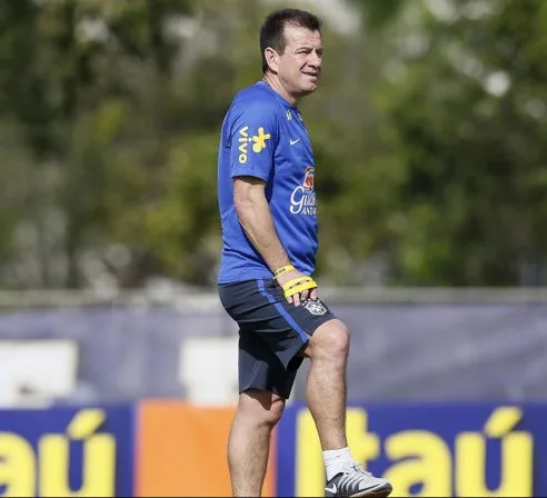 Dunga ataca palco de jogo: "Tem mais areia que grama"