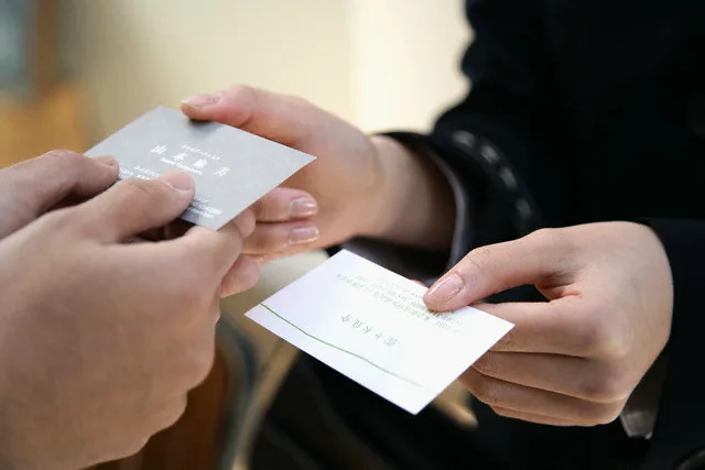 Businesspeople Exchanging Business Cards — Image by © Move Art Management/Corbis