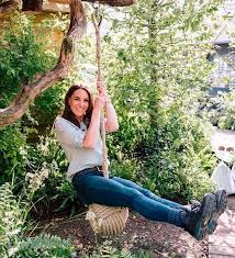 Kate Middleton posa para foto em balanço e internet não perdoa