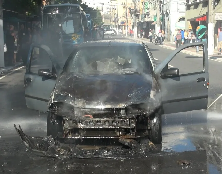 Carro pega fogo e complica trânsito no Centro de Vitória