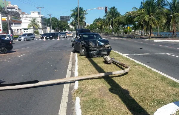 Motorista perde direção de carro e derruba semáforo na Beira-Mar, em Vitória