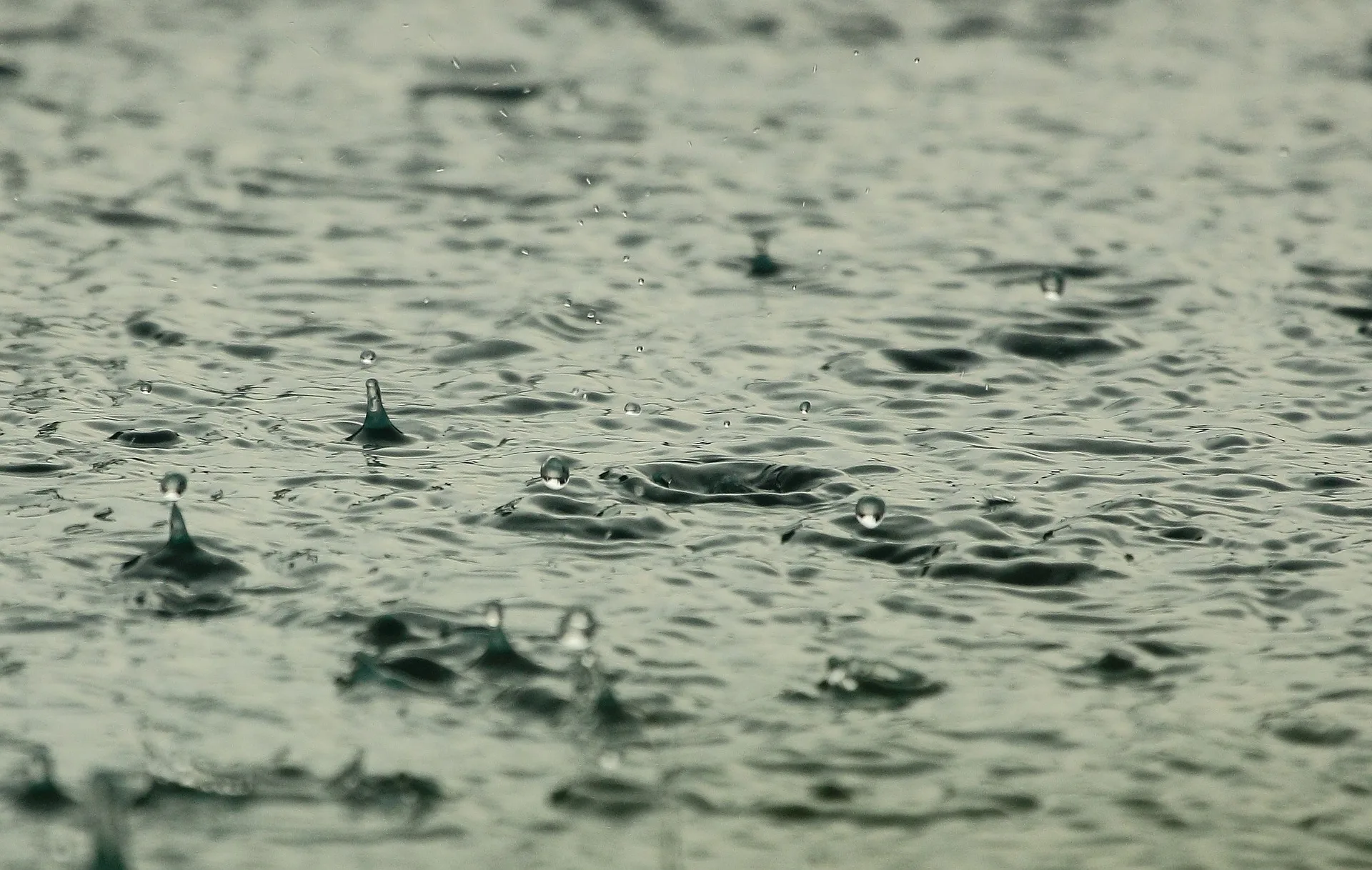 Previsão de queda de temperatura, chuva e mar agitado no Espírito Santo