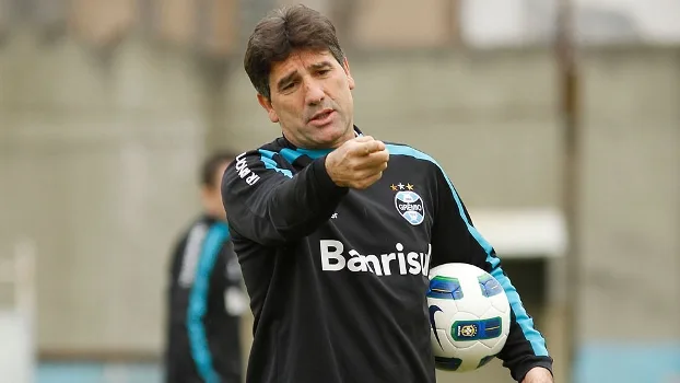 Renato cumpre 'promessa' e vai escalar Grêmio reserva contra o Atlético-PR