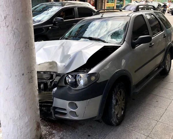 Advogado é atropelado após motorista perder controle do carro e invadir calçada em Vitória