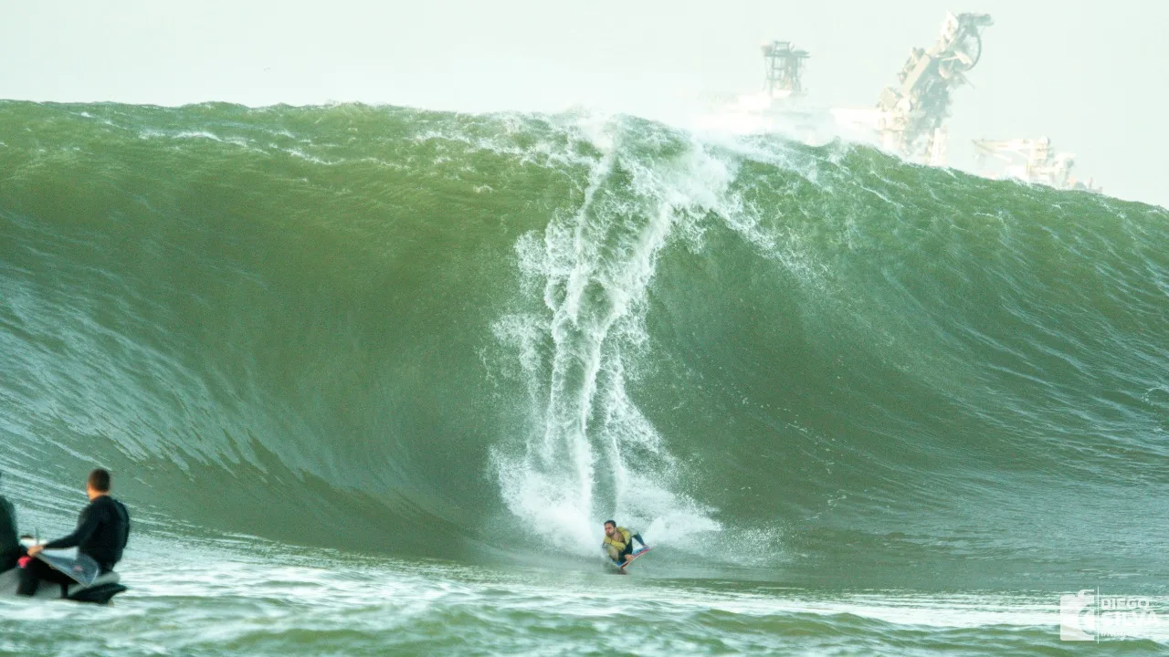 VÍDEO | Atleta capixaba de bodyboard surfa maior onda do ano, com 7 metros de altura