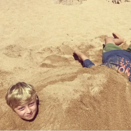 Luciano Huck enterra filhos na areia e faz foto divertida durante férias