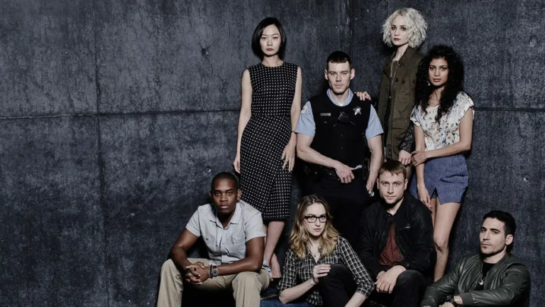 Elenco de Sense8 sobe em trio e atrai fãs à Paulista durante Parada do Orgulho LGBT