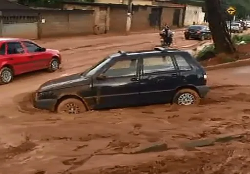 Carro fica ‘atolado’ após deslizamento de terra em Cariacica