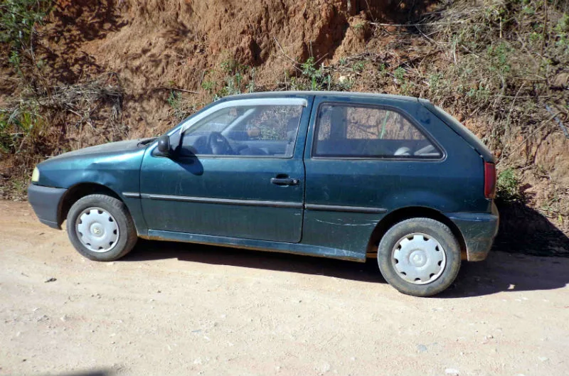 Polícia Ambiental encontra carro furtado abandonado no interior de Cachoeiro de Itapemirim