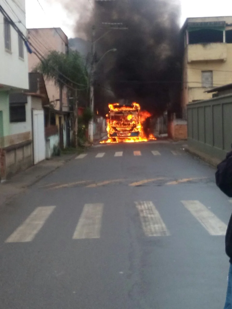 Toque de recolher e ônibus incendiado após morte de casal em Cariacica