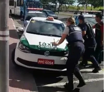 Taxista foge de abordagem e quase atropela agente de trânsito em Vitória. Veja o vídeo