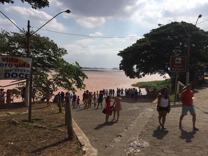 Chegada da lama em Linhares atrai moradores e curiosos ao Rio Doce