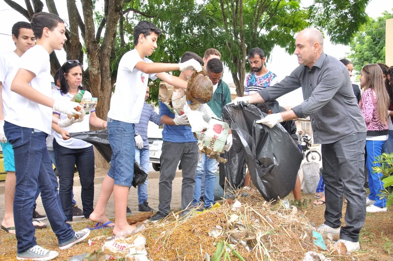 Estudantes e voluntários realizam revitalização de mina d’água em Guaçuí