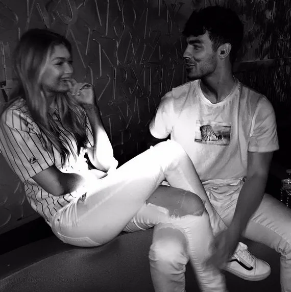 Gigi Hadid deseja feliz aniversário a Joe Jonas com clique fofo do casal