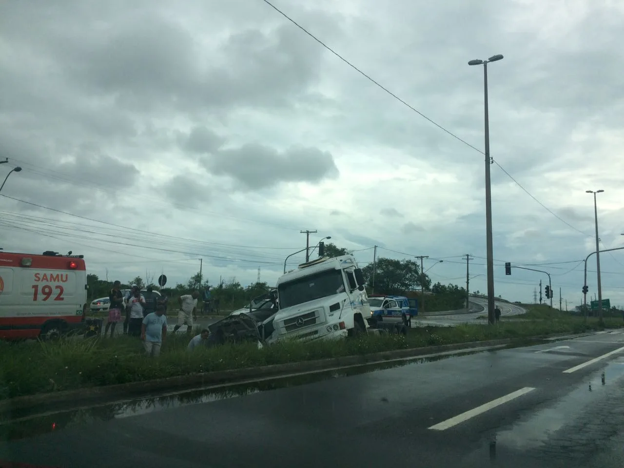 Caminhão e carro vão parar em canteiro após batida em Vila Velha