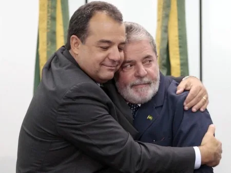 OLIMPIADAS1 BSB DF –LULA/OLIMPIADAS – Nacional – O presidente Luiz Inácio Lula da Silva recebe um abraço do gov. do Rio de Janeiro, Sergio Cabral, durante solenidade de assinatura de atos relacionados às Olimpíadas 2016, no Centro Cultural Banco do Brasil (CCBB). 12/05/2010. FOTO: DIDA SAMPAIO/AE