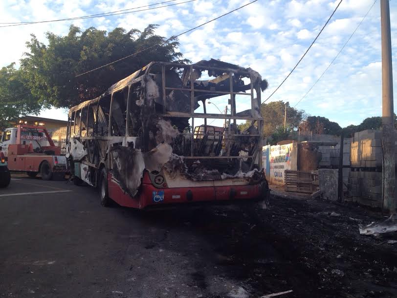 Mais um ônibus incendiado por vândalos em menos de três dias na Grande Vitória