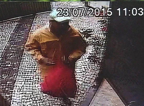 Com saco vermelho nas mãos, homem se passa por paciente para assaltar clínicas odontológicas na GV