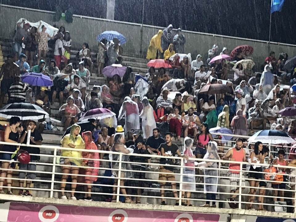 Chuva não intimida e foliões fazem a festa no Sambão do Povo