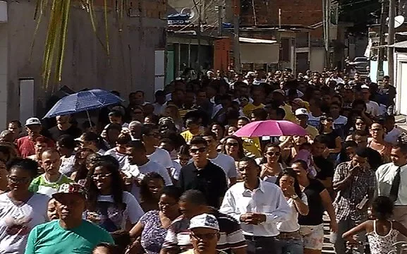 Após morte de universitário, familiares e amigos fazem protesto na Serra