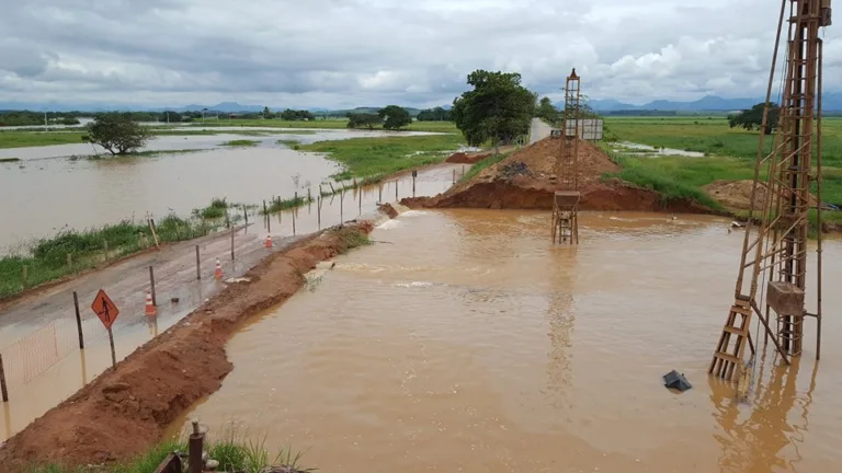 Rodovia e pontes são interditadas após nível do rio subir em Itapemirim