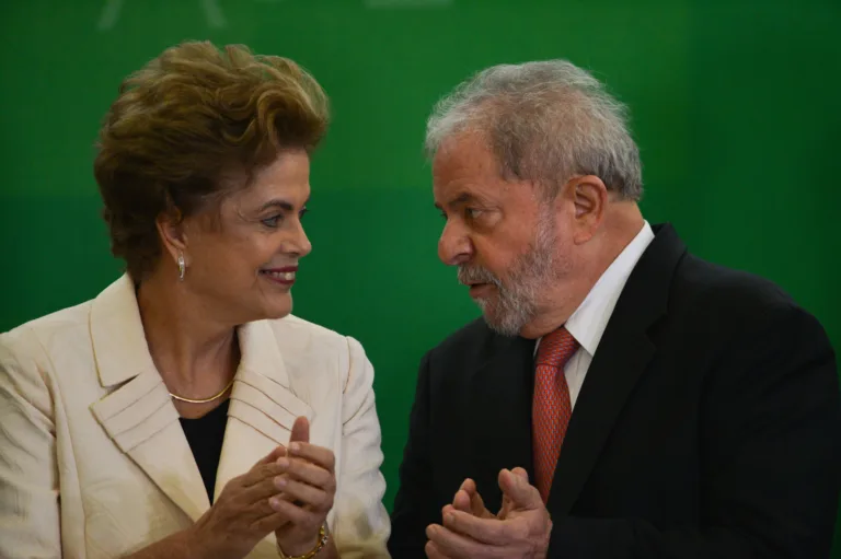 Brasília – A presidenta Dilma Rousseff e o novo ministro da Casa Civil, Luiz Inácio Lula da Silva, durante cerimônia de posse (José Cruz/Agência Brasil)