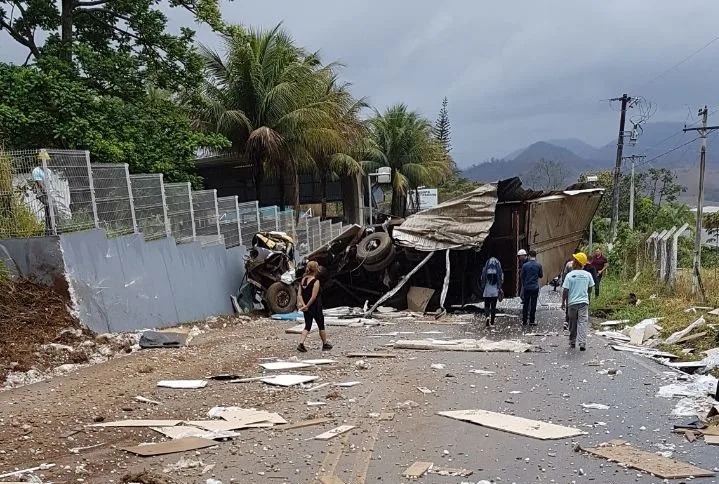 Rodovia é totalmente interditada após acidente próximo à ‘Curva da Morte’ em Cachoeiro